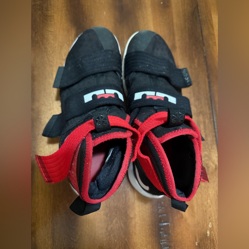 Nike Lebron Soldier 10 Shoes Black Red Basketball 844374-016 Men's Size 10.5